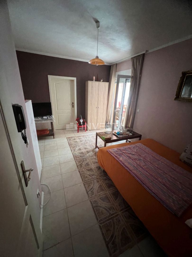 Medulin, hiša s 7 apartmaji le 100 metrov od morja.