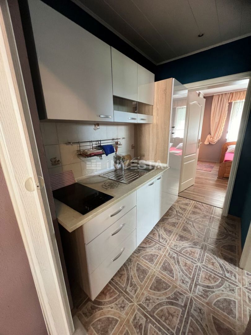 Medulin, hiša s 7 apartmaji le 100 metrov od morja.