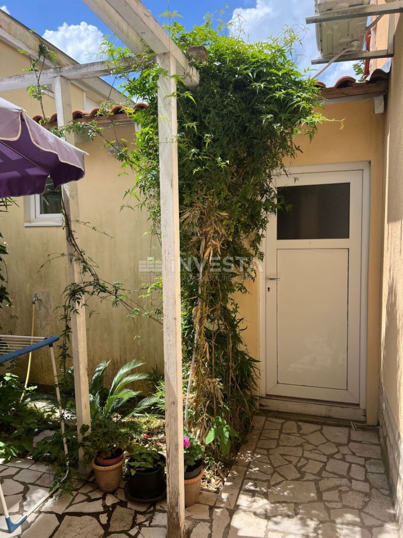 Medulin, hiša s 7 apartmaji le 100 metrov od morja.