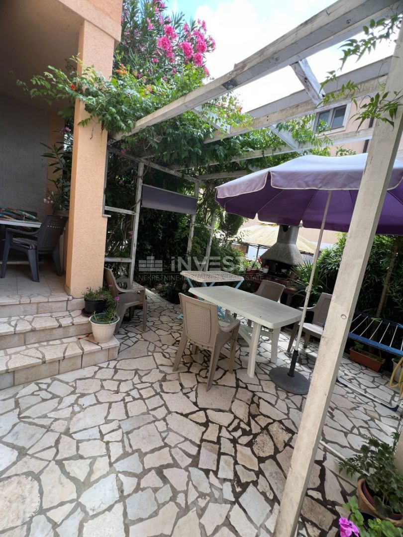 Medulin, hiša s 7 apartmaji le 100 metrov od morja.