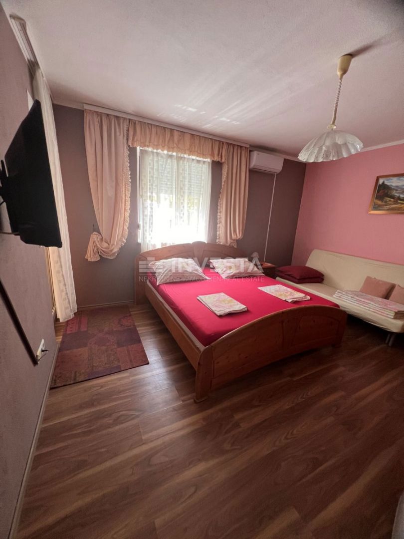 Medulin, hiša s 7 apartmaji le 100 metrov od morja.