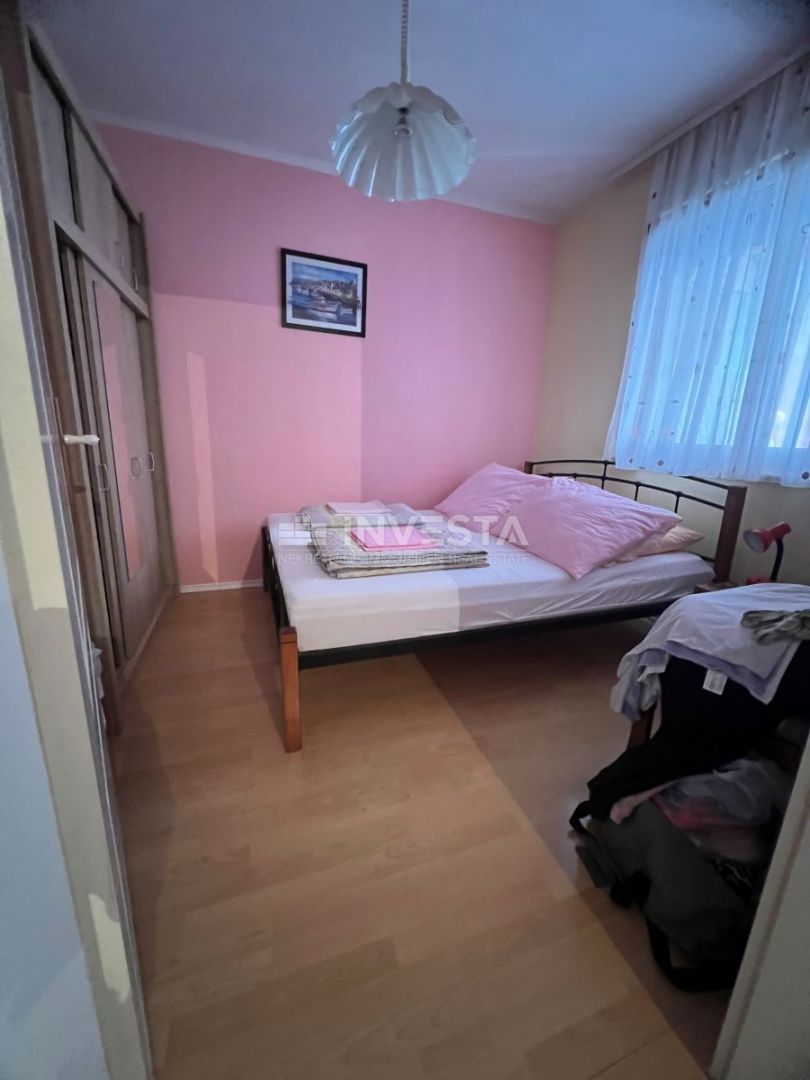 Medulin, hiša s 7 apartmaji le 100 metrov od morja.