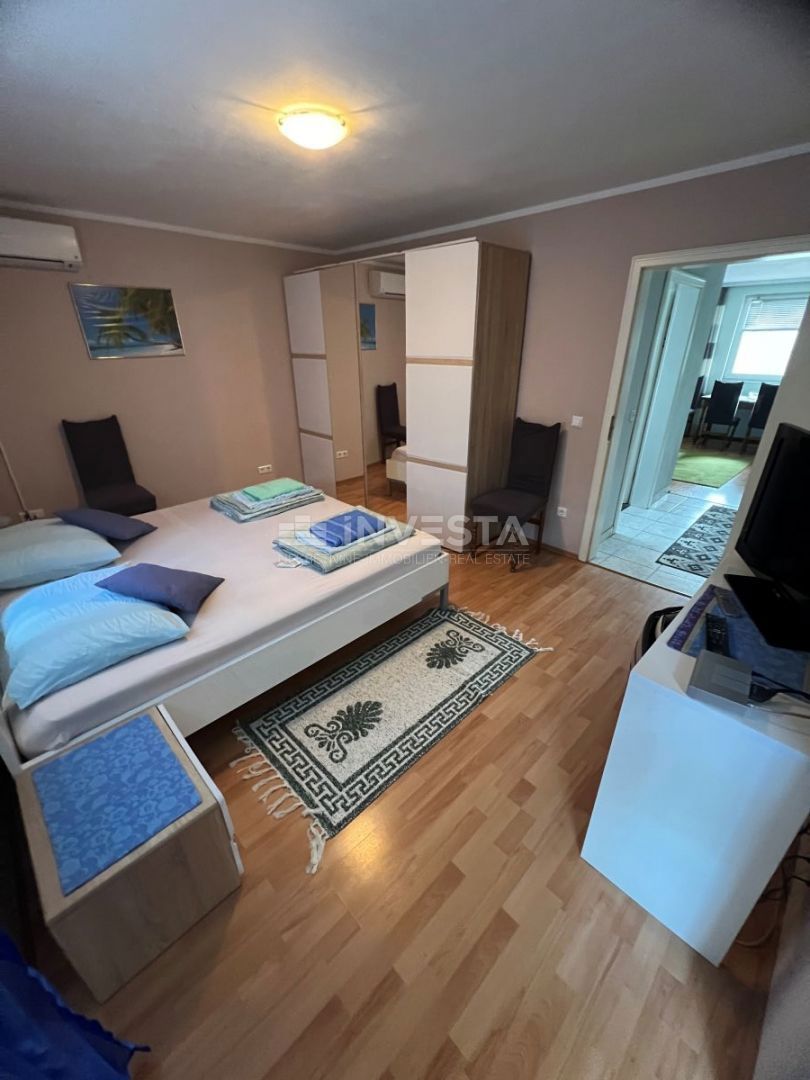 Medulin, hiša s 7 apartmaji le 100 metrov od morja.
