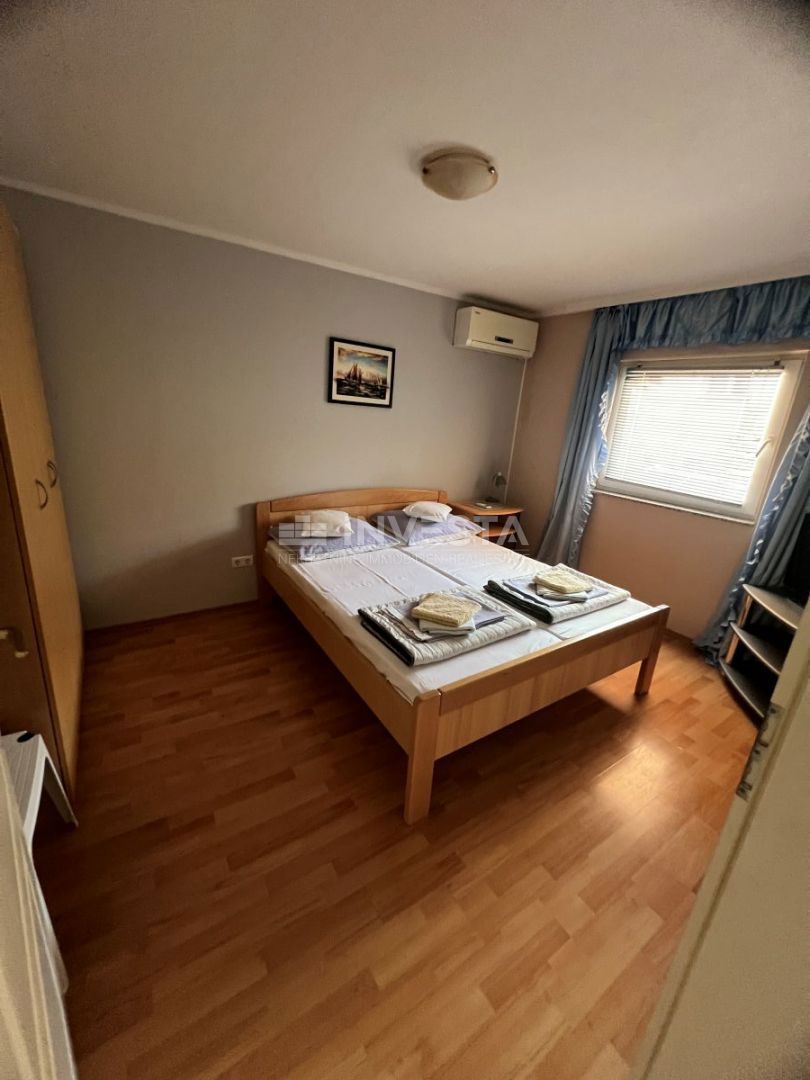 Medulin, hiša s 7 apartmaji le 100 metrov od morja.