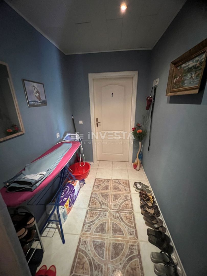 Medulin, hiša s 7 apartmaji le 100 metrov od morja.