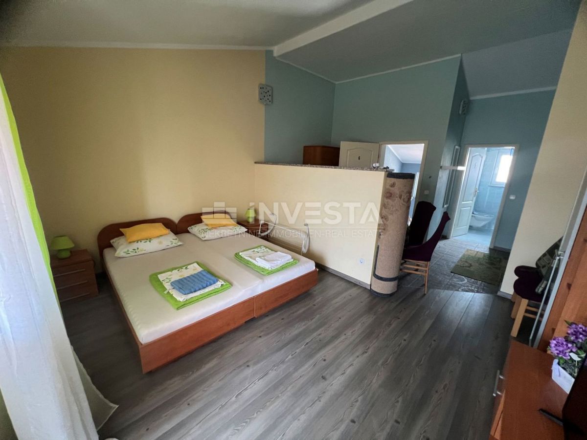 Medulin, hiša s 7 apartmaji le 100 metrov od morja.