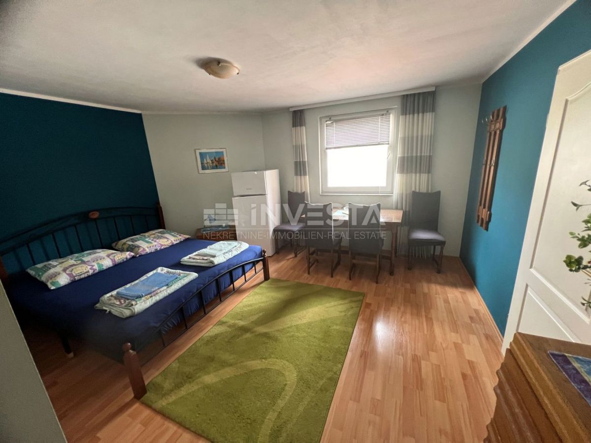 Medulin, hiša s 7 apartmaji le 100 metrov od morja.
