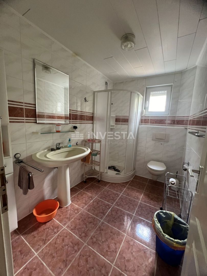 Medulin, hiša s 7 apartmaji le 100 metrov od morja.