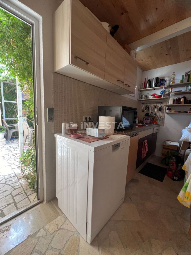 Medulin, hiša s 7 apartmaji le 100 metrov od morja.