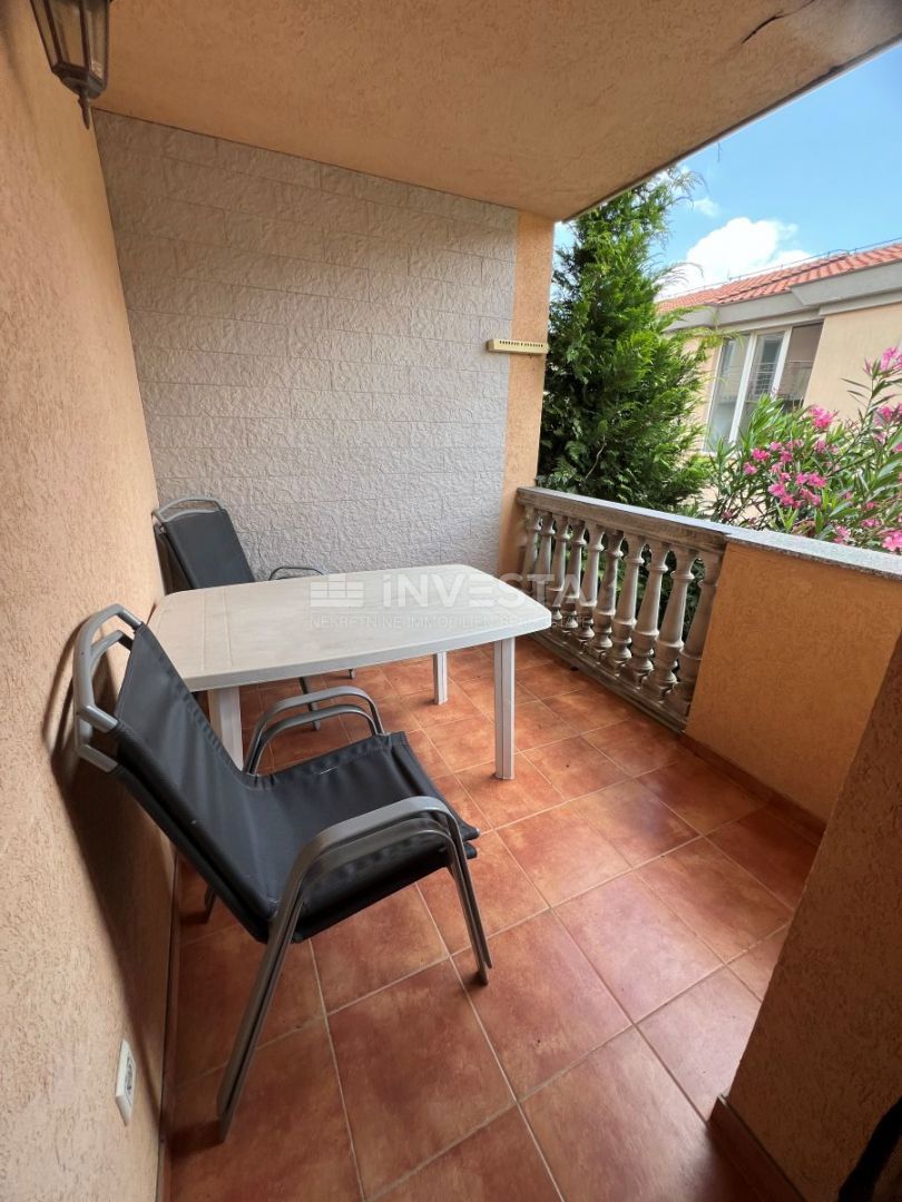Medulin, hiša s 7 apartmaji le 100 metrov od morja.