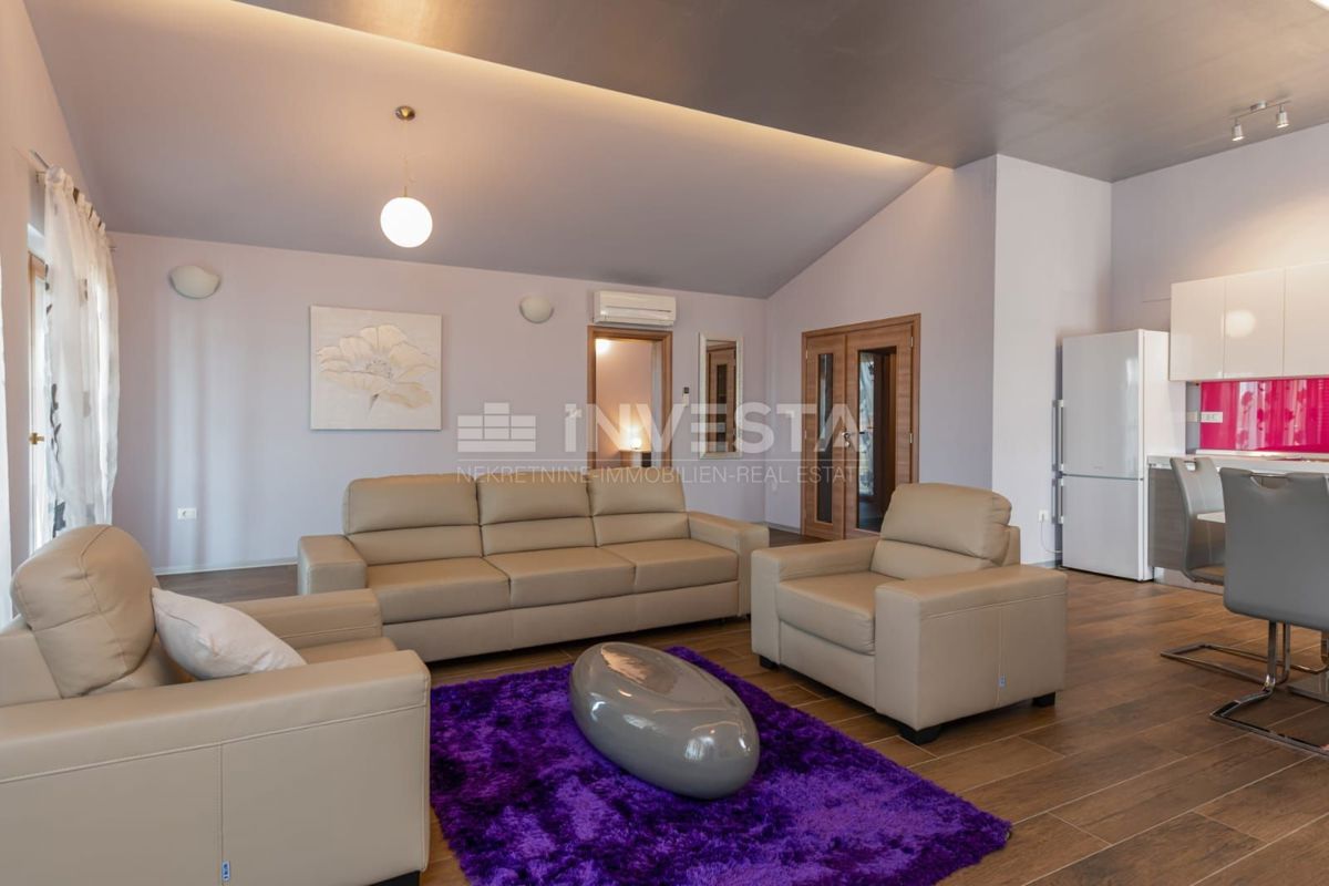  Luksuzni penthouse s panoramskim pogledom na morje, 200 metrov od plaže.