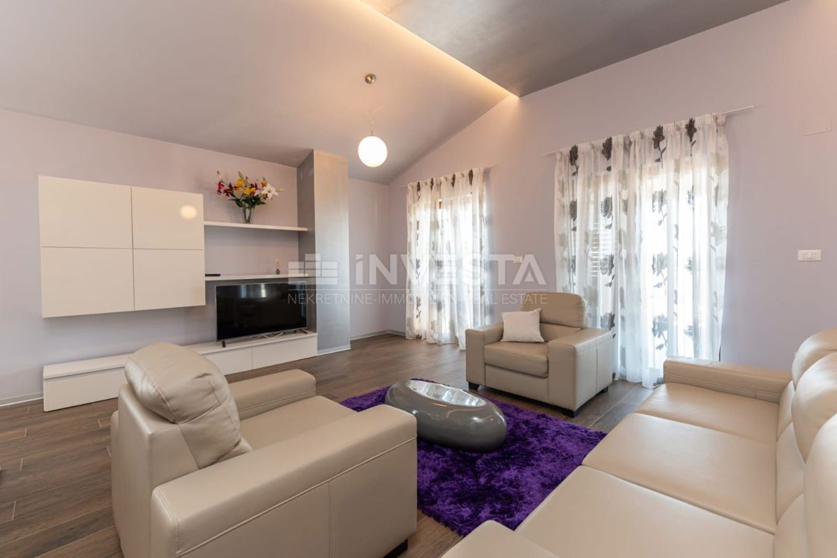  Luksuzni penthouse s panoramskim pogledom na morje, 200 metrov od plaže.