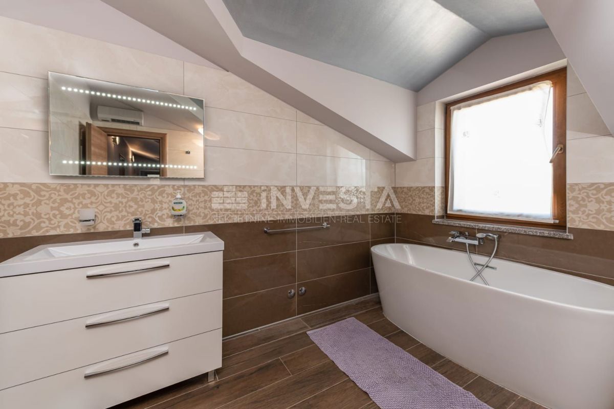  Luksuzni penthouse s panoramskim pogledom na morje, 200 metrov od plaže.
