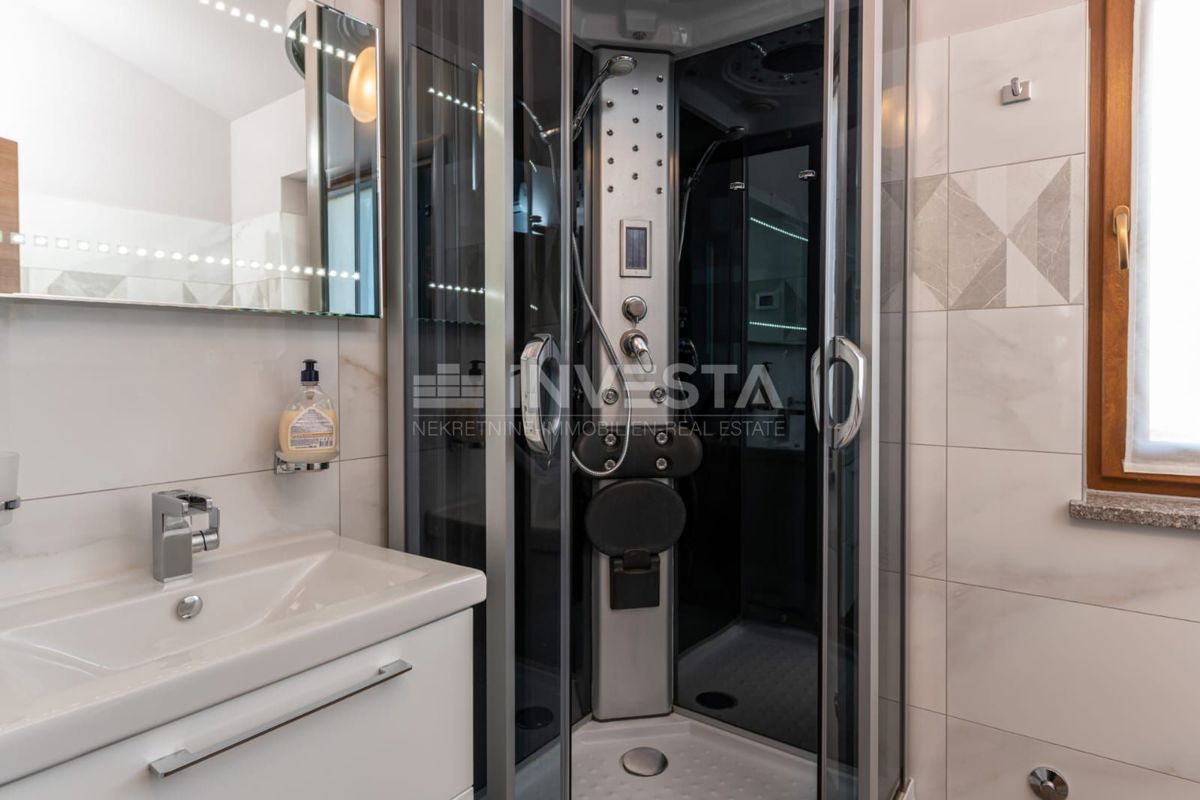  Luksuzni penthouse s panoramskim pogledom na morje, 200 metrov od plaže.