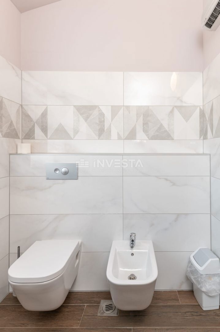  Luksuzni penthouse s panoramskim pogledom na morje, 200 metrov od plaže.