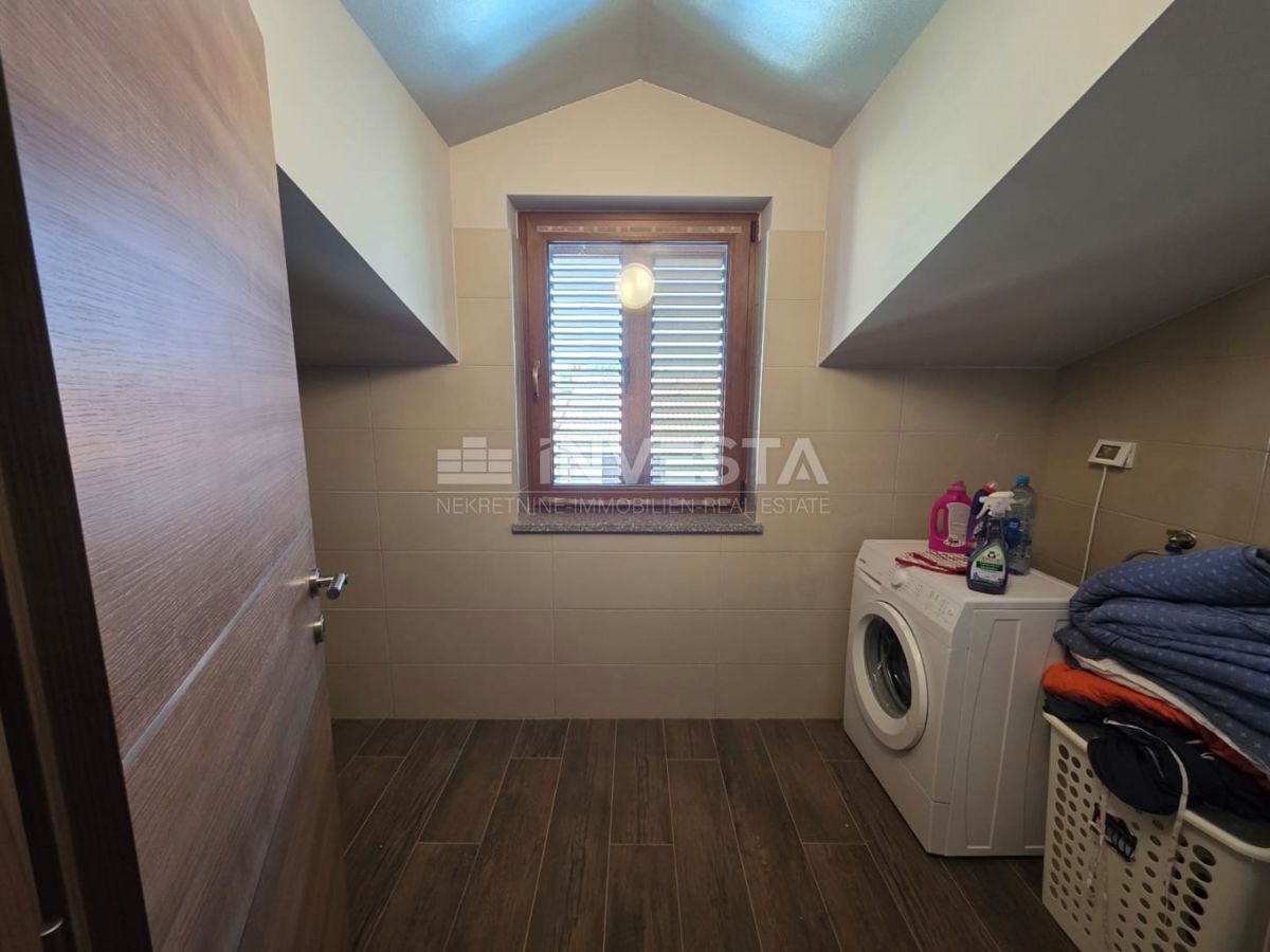  Luksuzni penthouse s panoramskim pogledom na morje, 200 metrov od plaže.