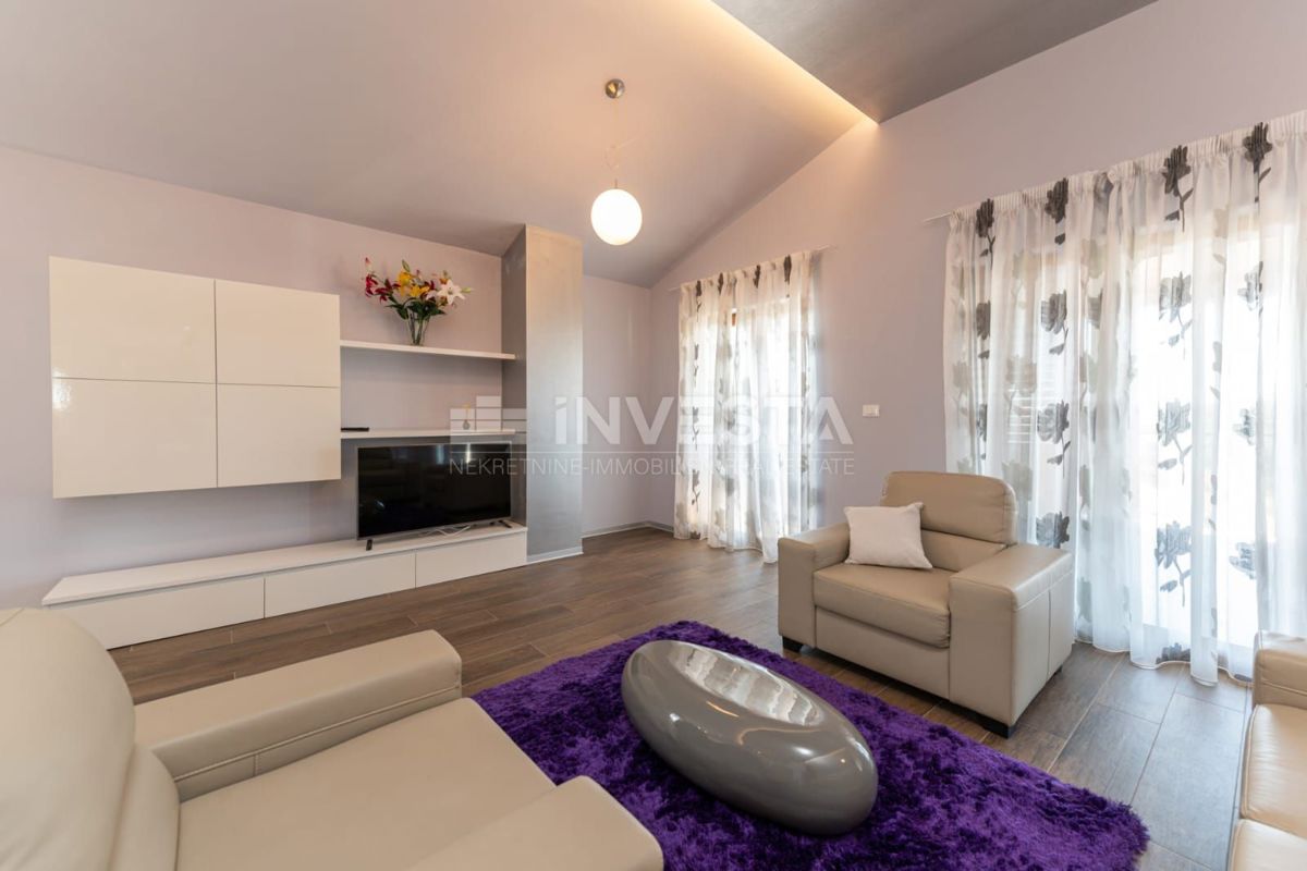 Luksuzni penthouse s panoramskim pogledom na morje, 200 metrov od plaže.