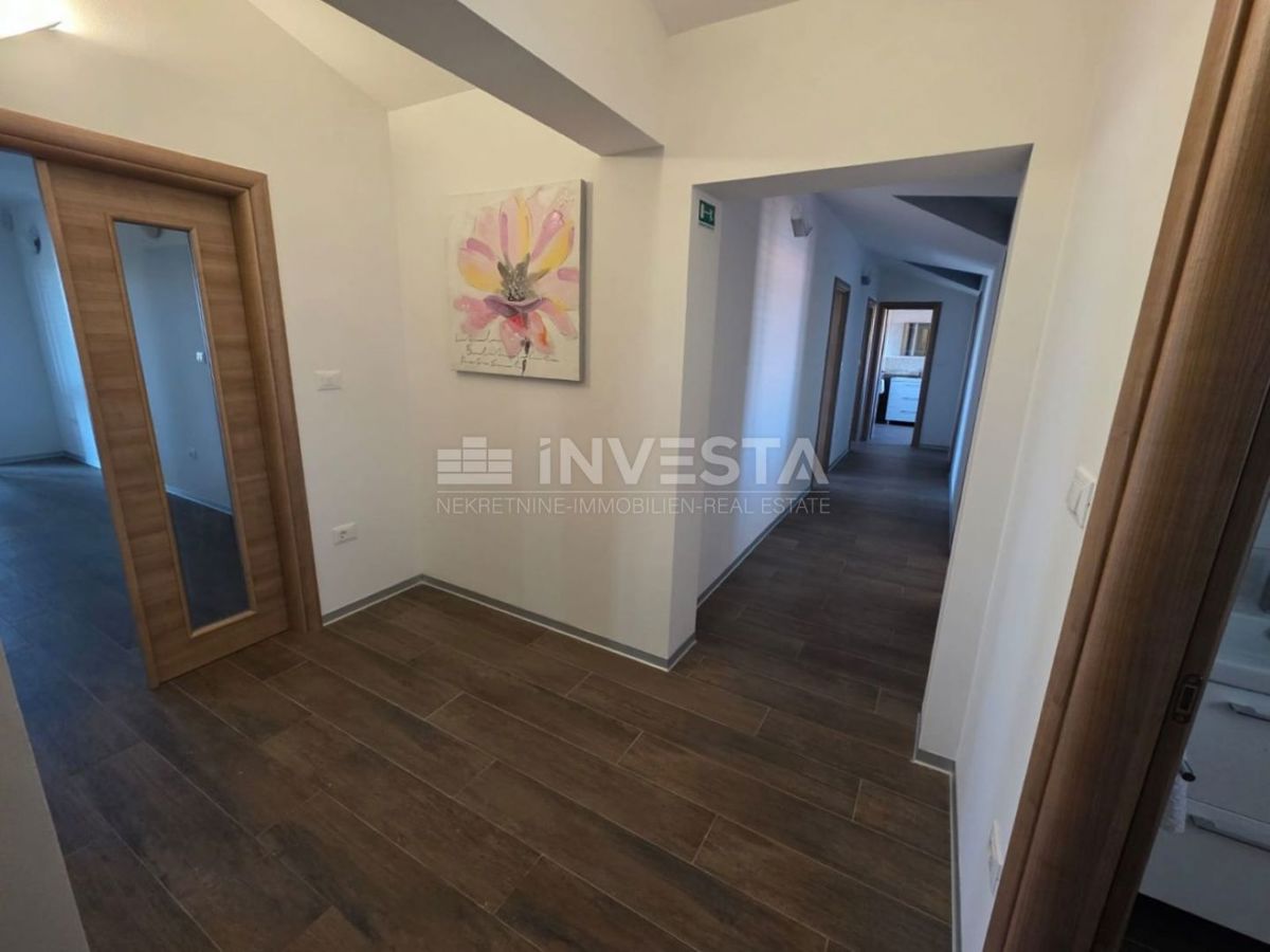  Luksuzni penthouse s panoramskim pogledom na morje, 200 metrov od plaže.