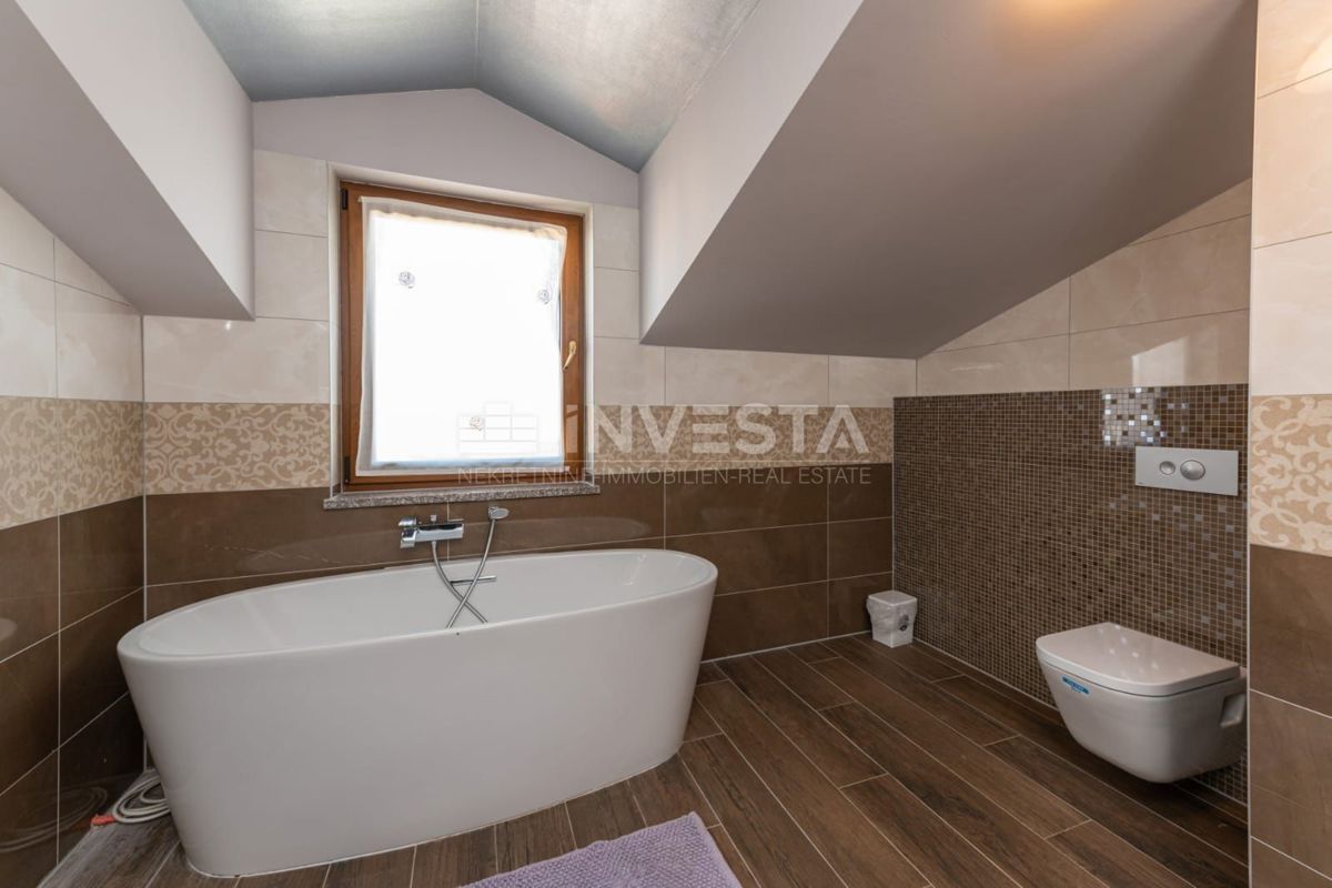  Luksuzni penthouse s panoramskim pogledom na morje, 200 metrov od plaže.