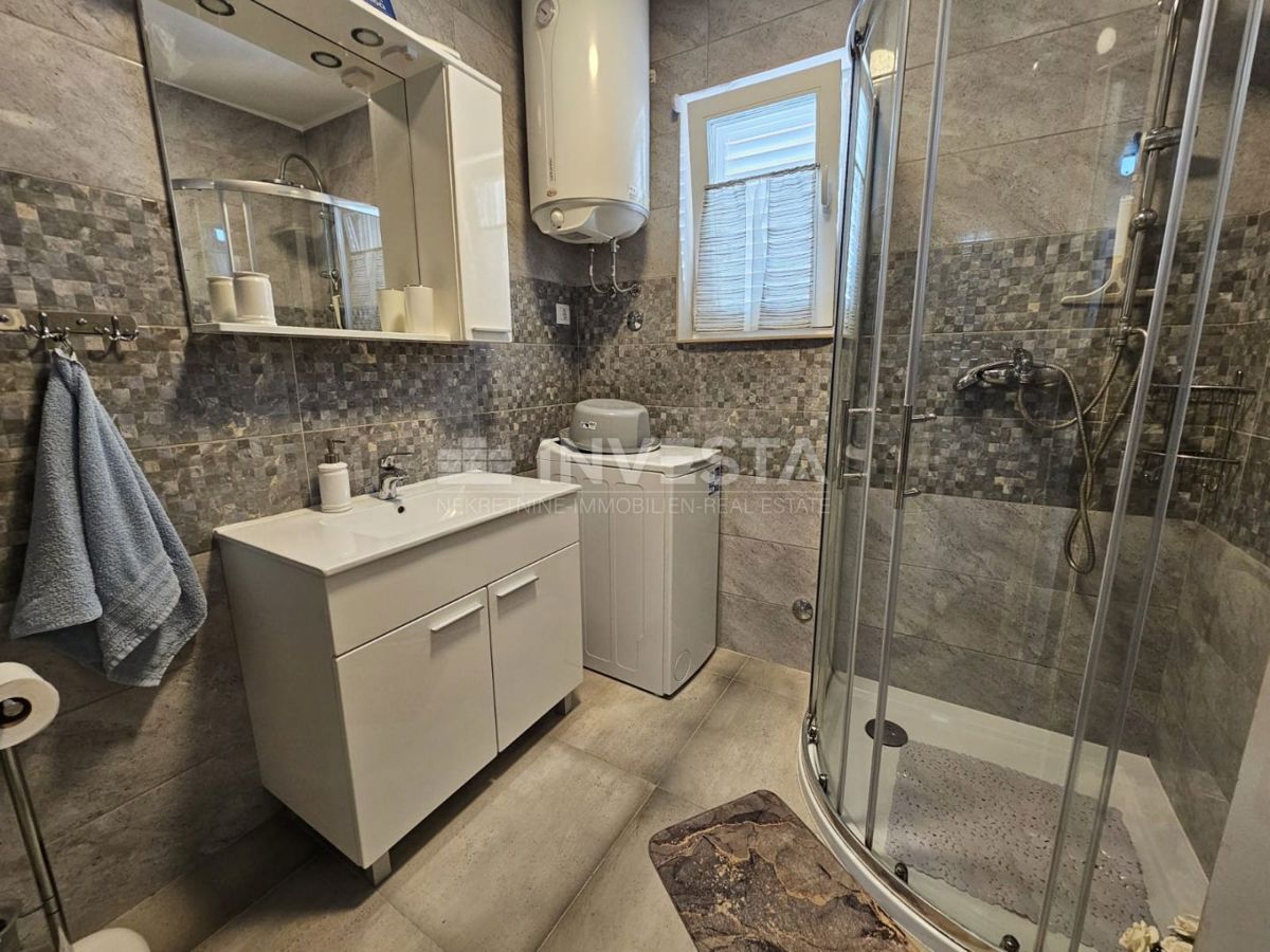 Fažana, stanovanje v pritličju z vrtom, blizu centra in plaž