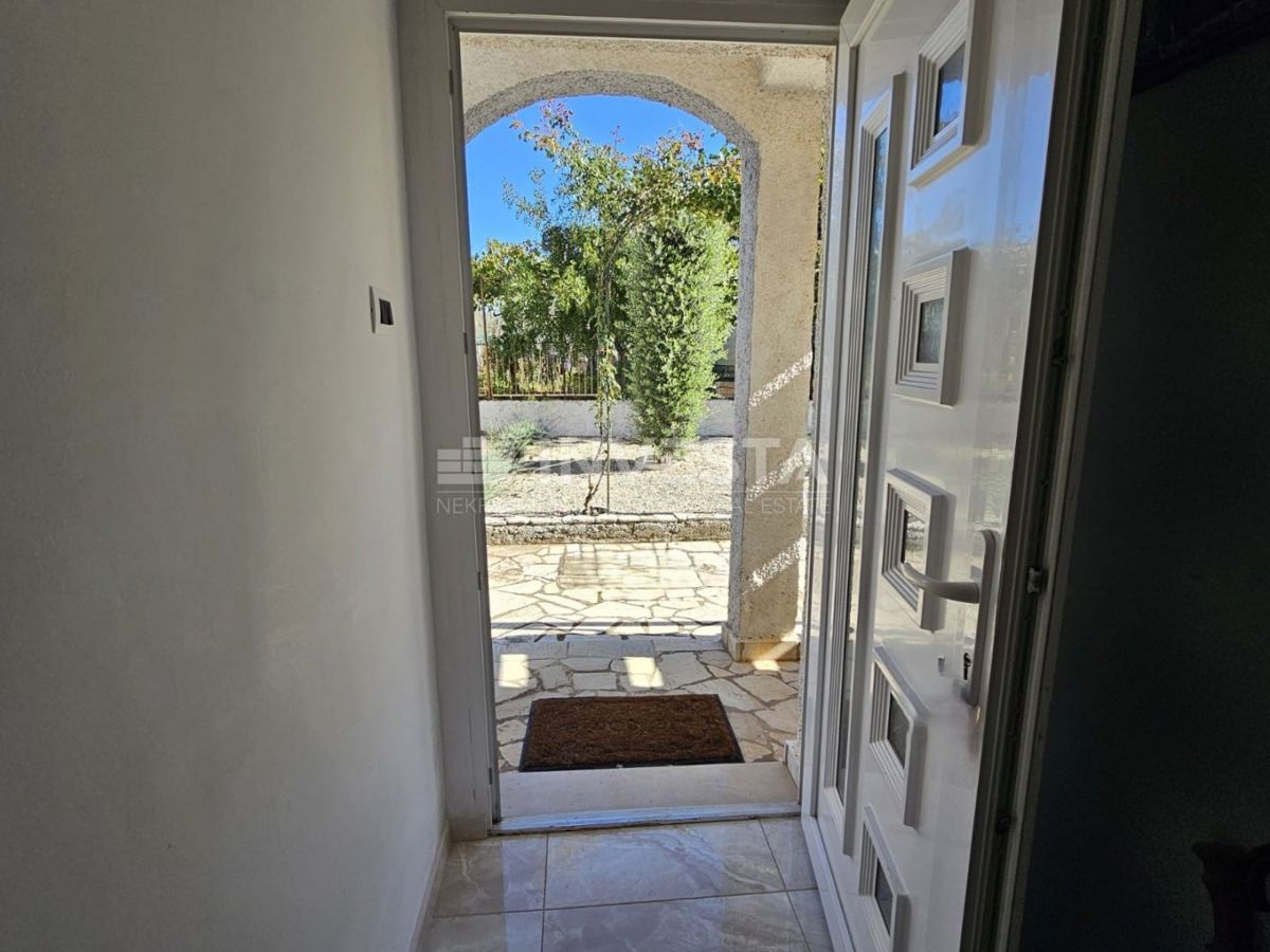 Fažana, stanovanje v pritličju z vrtom, blizu centra in plaž