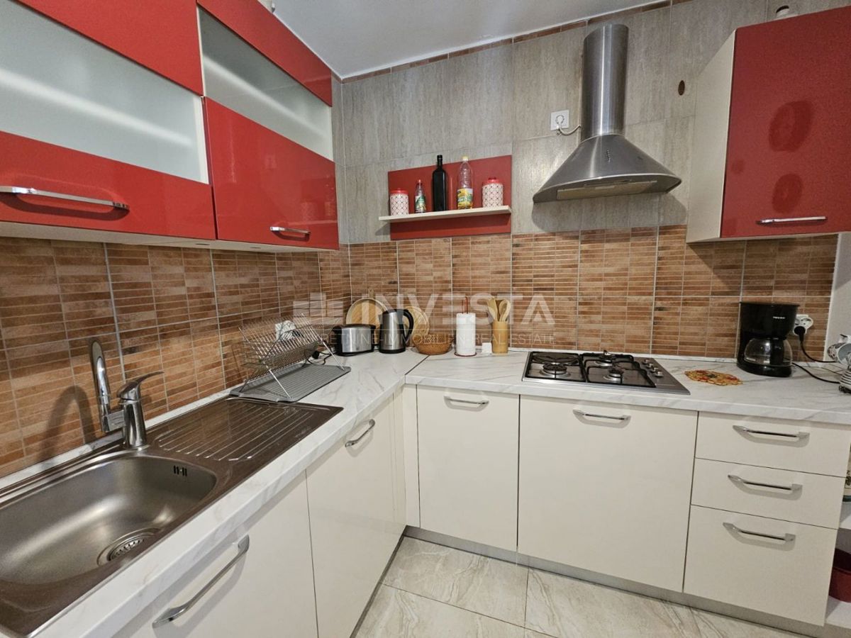 Fažana, stanovanje v pritličju z vrtom, blizu centra in plaž