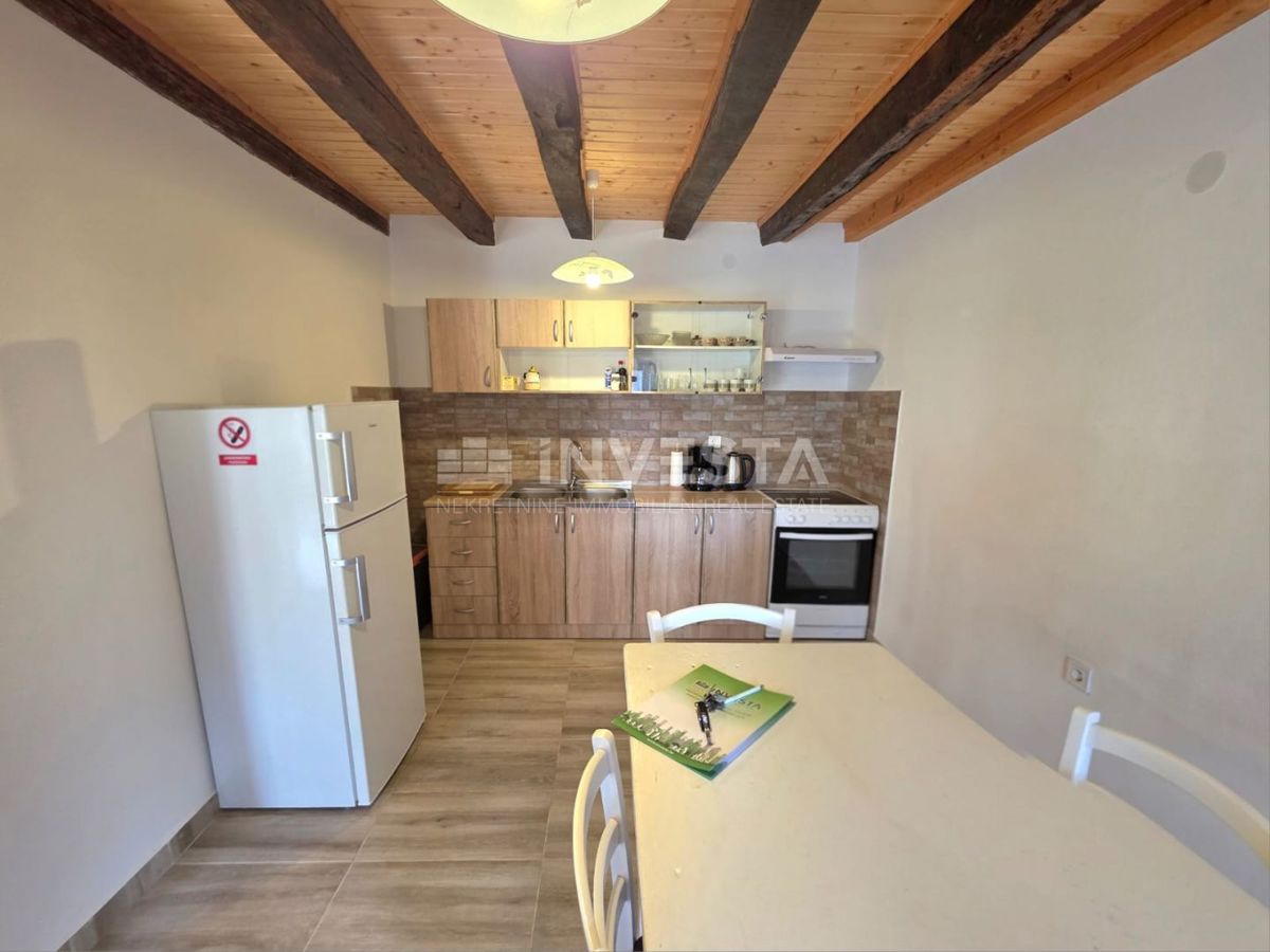 Popolnoma prenovljena vrstna hiša v Marčani – idealna za bivanje ali najem