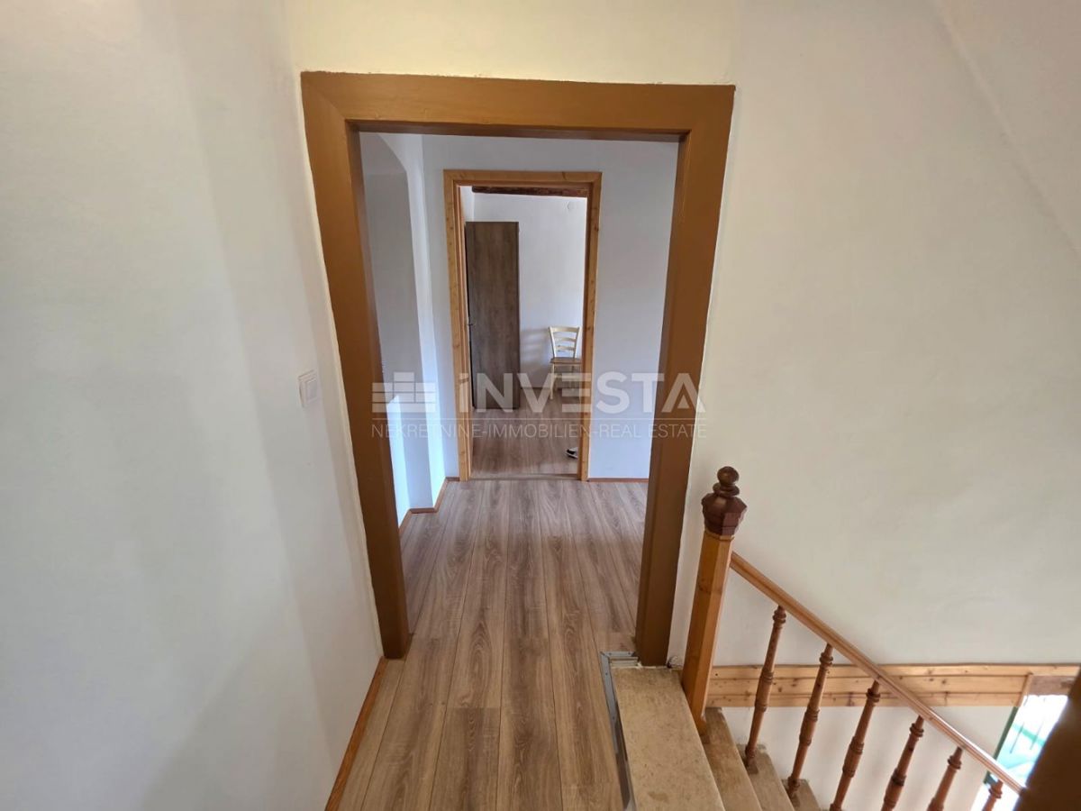 Popolnoma prenovljena vrstna hiša v Marčani – idealna za bivanje ali najem