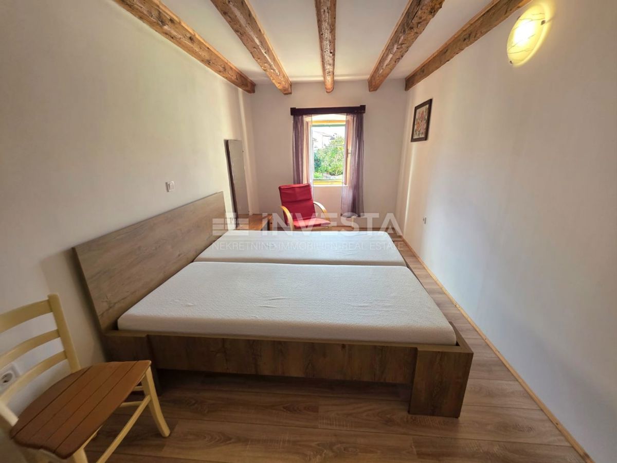 Popolnoma prenovljena vrstna hiša v Marčani – idealna za bivanje ali najem