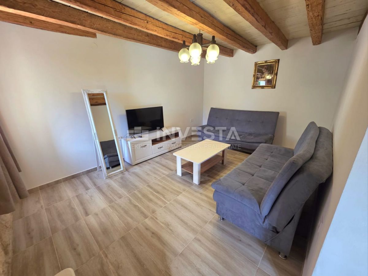 Popolnoma prenovljena vrstna hiša v Marčani – idealna za bivanje ali najem