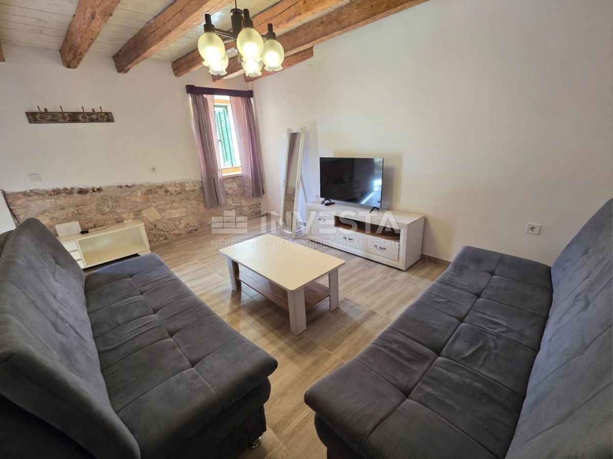 Popolnoma prenovljena vrstna hiša v Marčani – idealna za bivanje ali najem