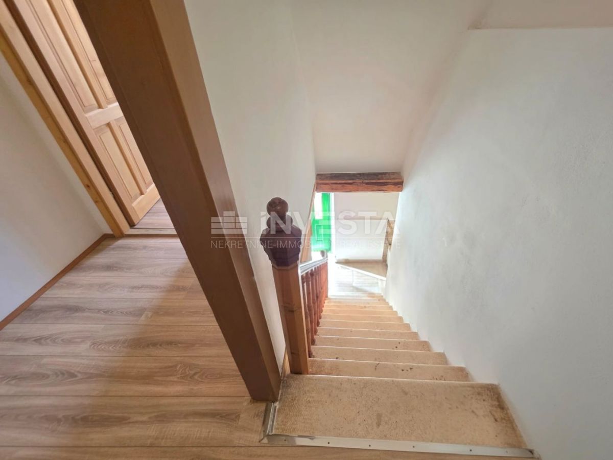 Popolnoma prenovljena vrstna hiša v Marčani – idealna za bivanje ali najem