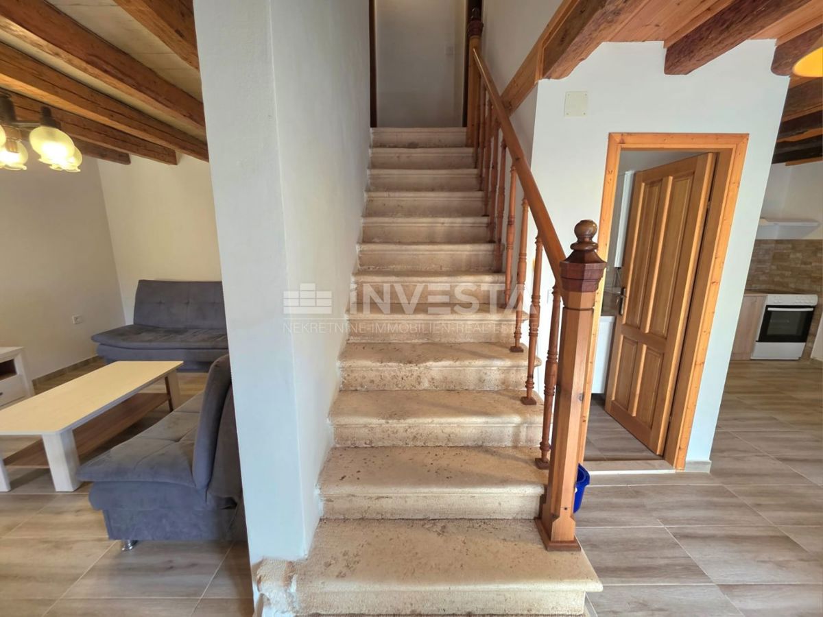 Popolnoma prenovljena vrstna hiša v Marčani – idealna za bivanje ali najem