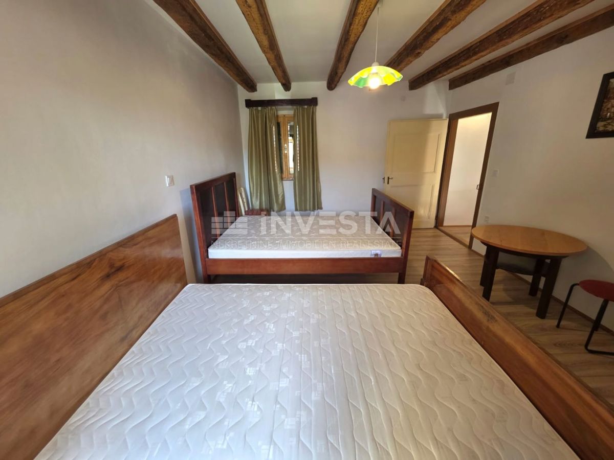 Popolnoma prenovljena vrstna hiša v Marčani – idealna za bivanje ali najem