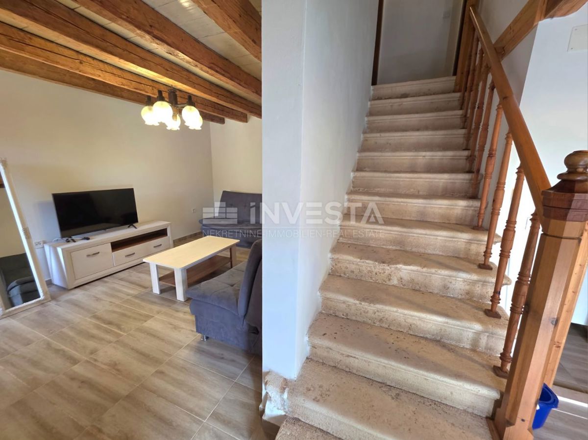 Popolnoma prenovljena vrstna hiša v Marčani – idealna za bivanje ali najem