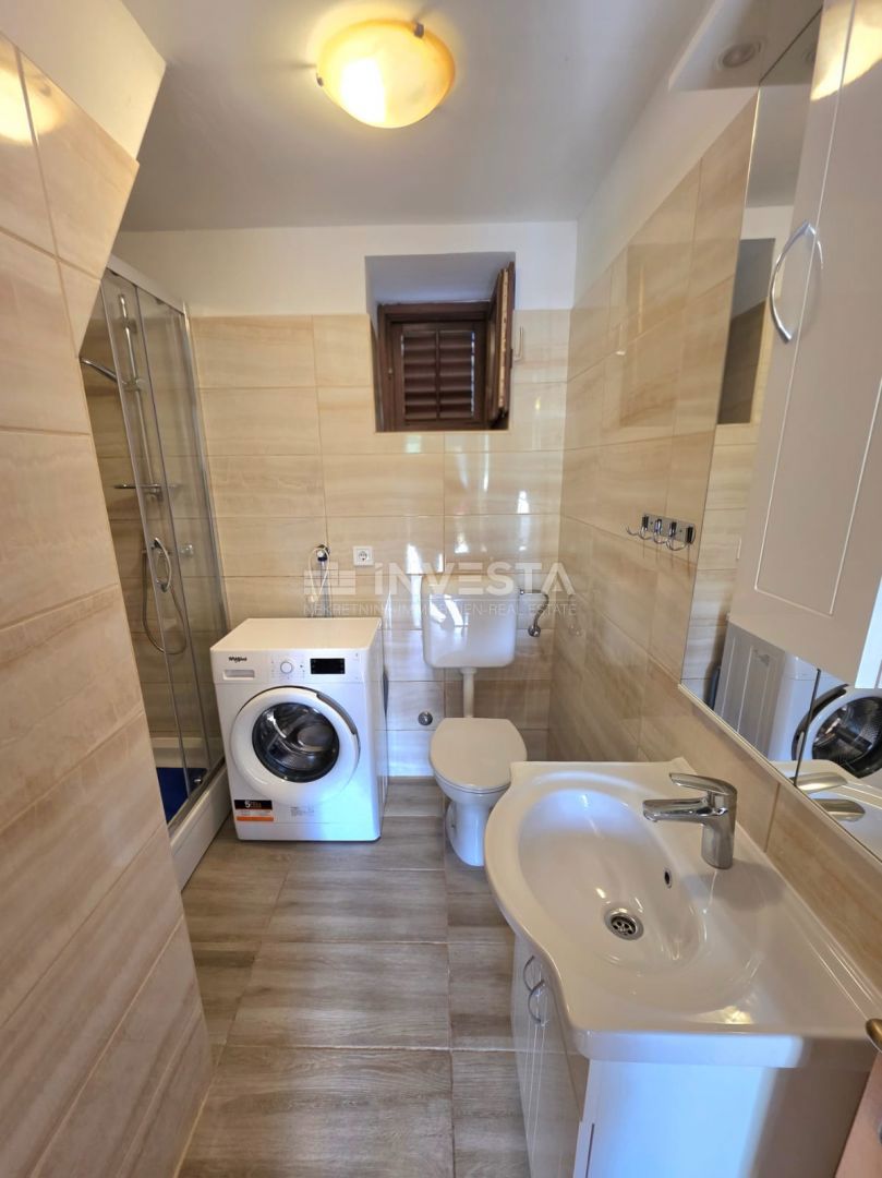 Popolnoma prenovljena vrstna hiša v Marčani – idealna za bivanje ali najem