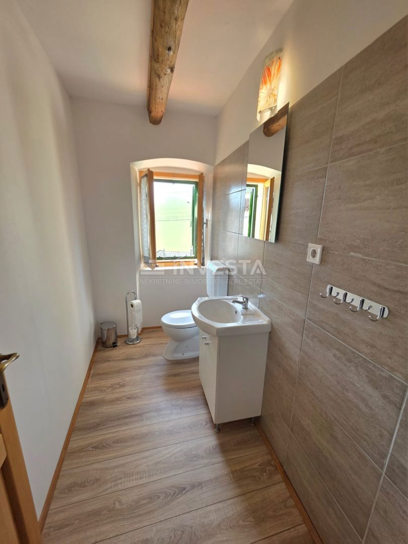 Popolnoma prenovljena vrstna hiša v Marčani – idealna za bivanje ali najem