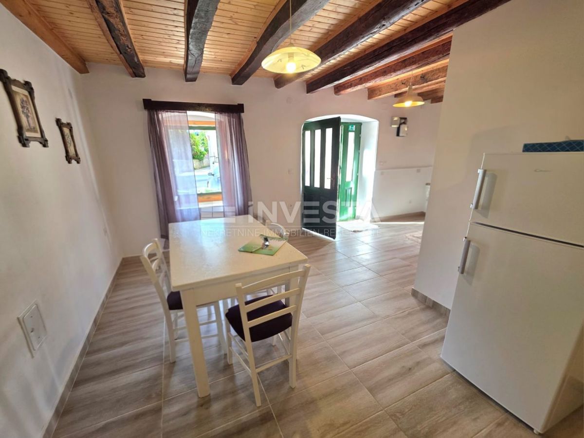 Popolnoma prenovljena vrstna hiša v Marčani – idealna za bivanje ali najem