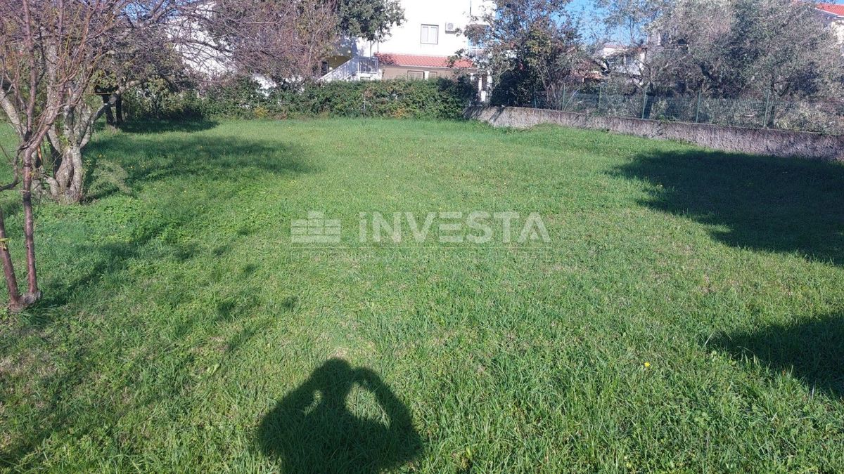 Poreč, okolica – gradbeno zemljišče z gospodarsko zgradbo