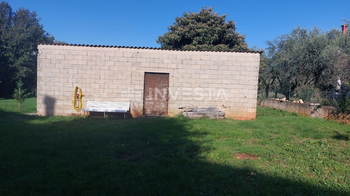 Poreč, okolica – gradbeno zemljišče z gospodarsko zgradbo