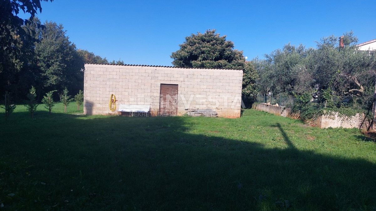Poreč, okolica – gradbeno zemljišče z gospodarsko zgradbo