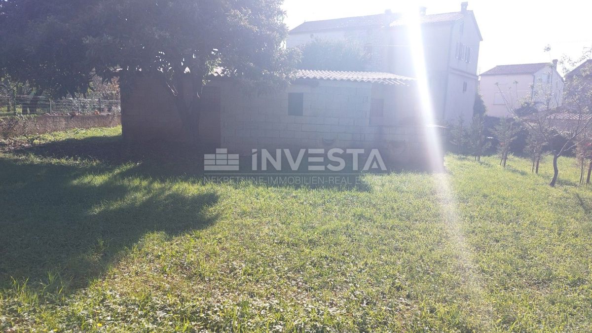Poreč, okolica – gradbeno zemljišče z gospodarsko zgradbo