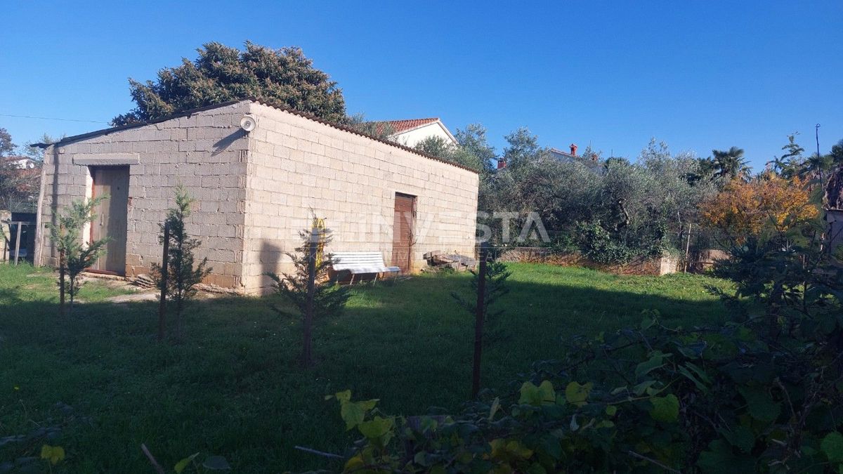 Poreč, okolica – gradbeno zemljišče z gospodarsko zgradbo