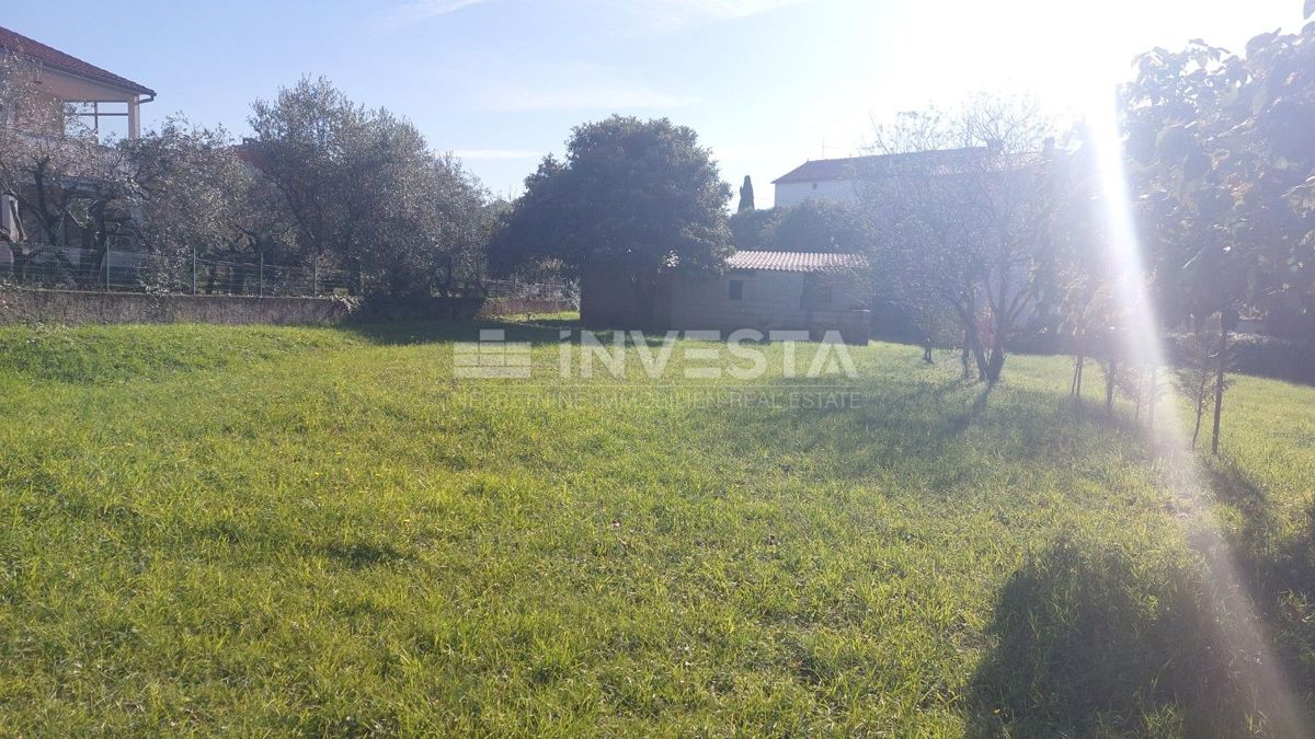 Poreč, okolica – gradbeno zemljišče z gospodarsko zgradbo
