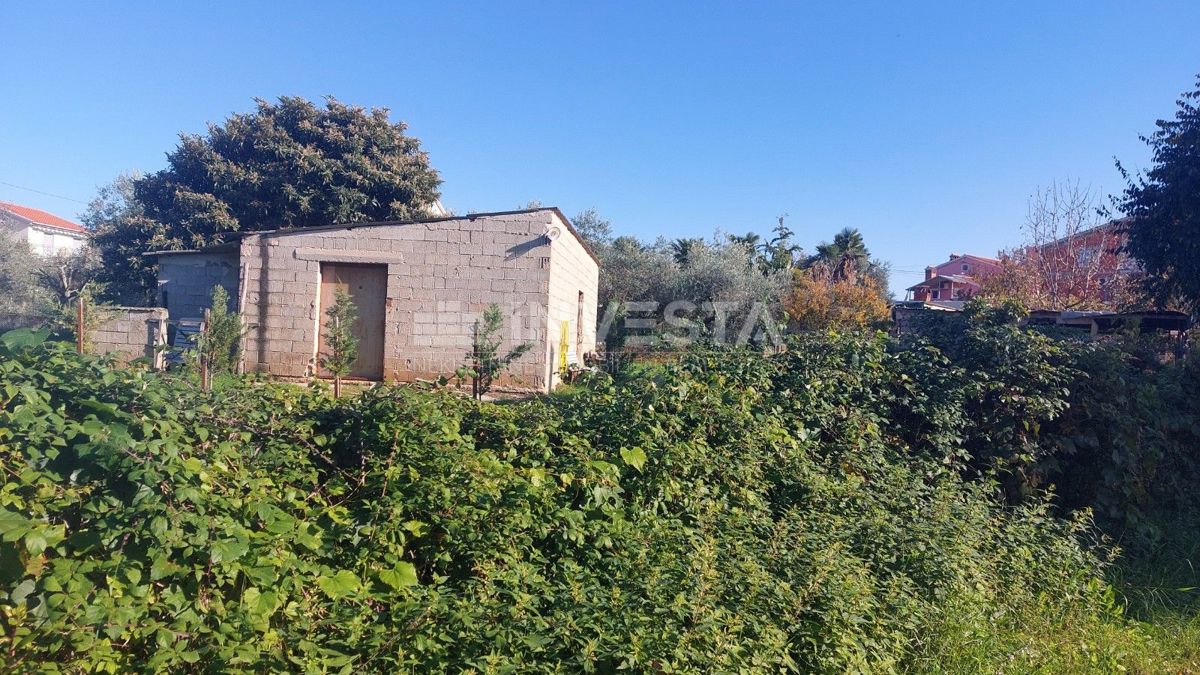 Poreč, okolica – gradbeno zemljišče z gospodarsko zgradbo