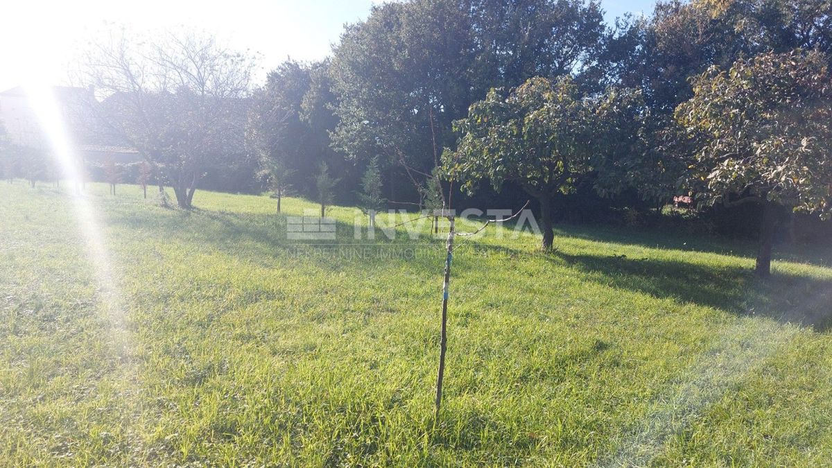 Poreč, okolica – gradbeno zemljišče z gospodarsko zgradbo