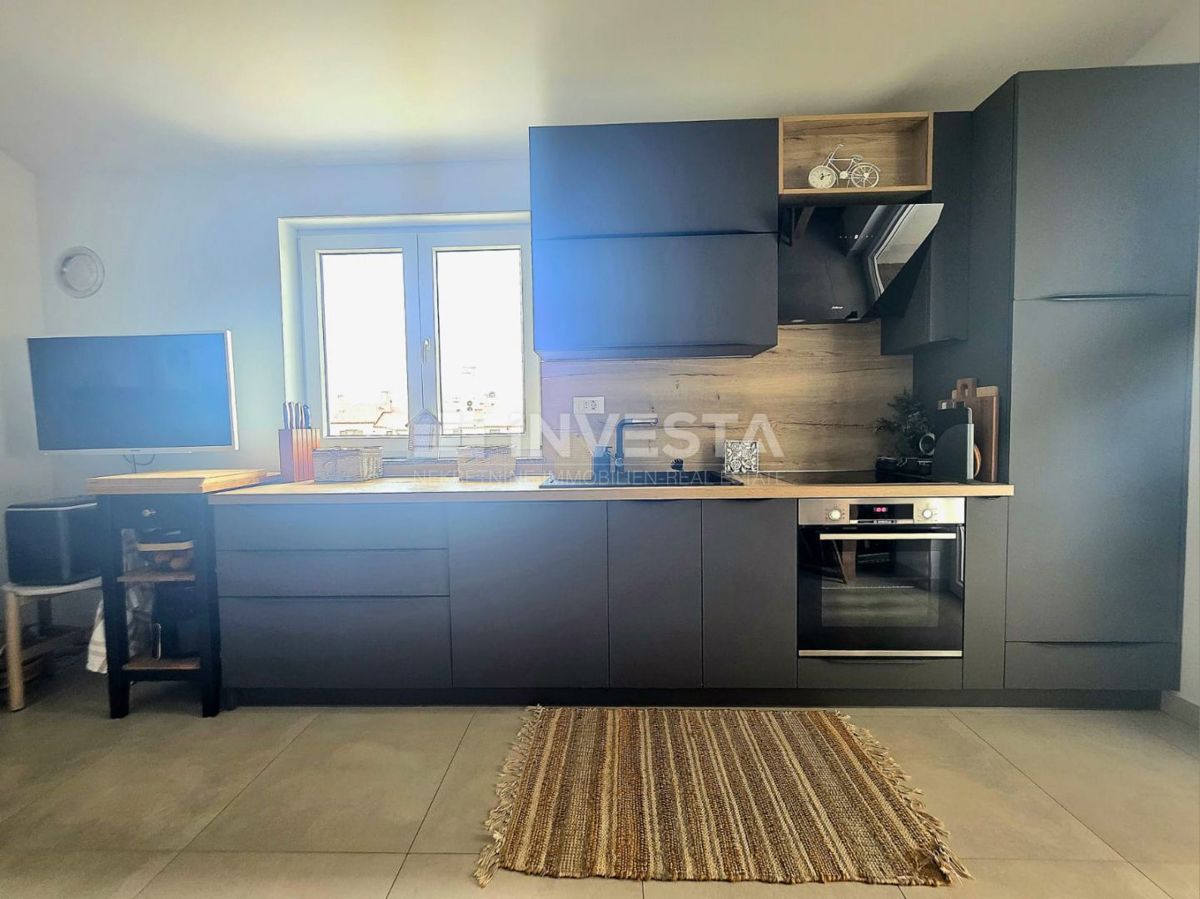 Peroj, kakovostno opremljeno stanovanje z pogledom na morje, 1 km od plaže