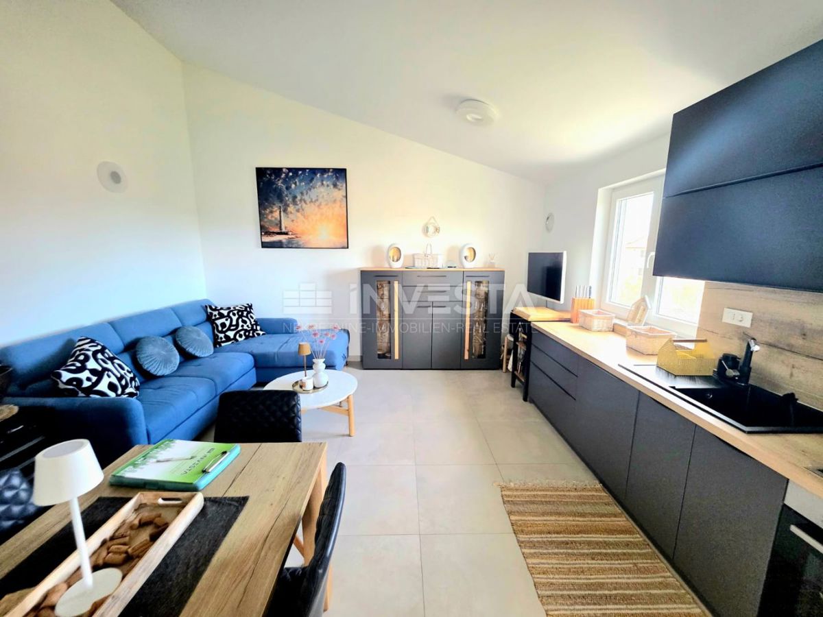 Peroj, kakovostno opremljeno stanovanje z pogledom na morje, 1 km od plaže