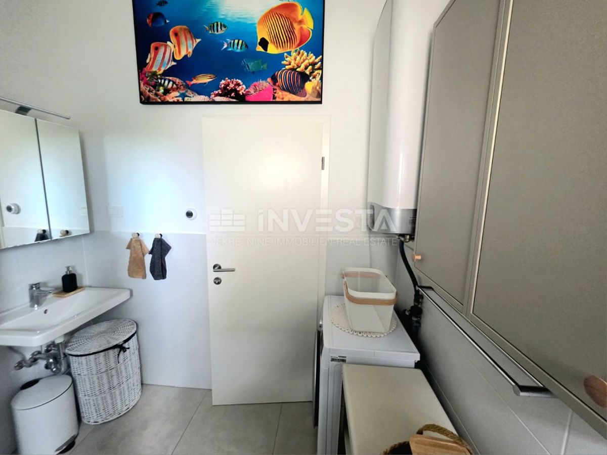 Peroj, kakovostno opremljeno stanovanje z pogledom na morje, 1 km od plaže