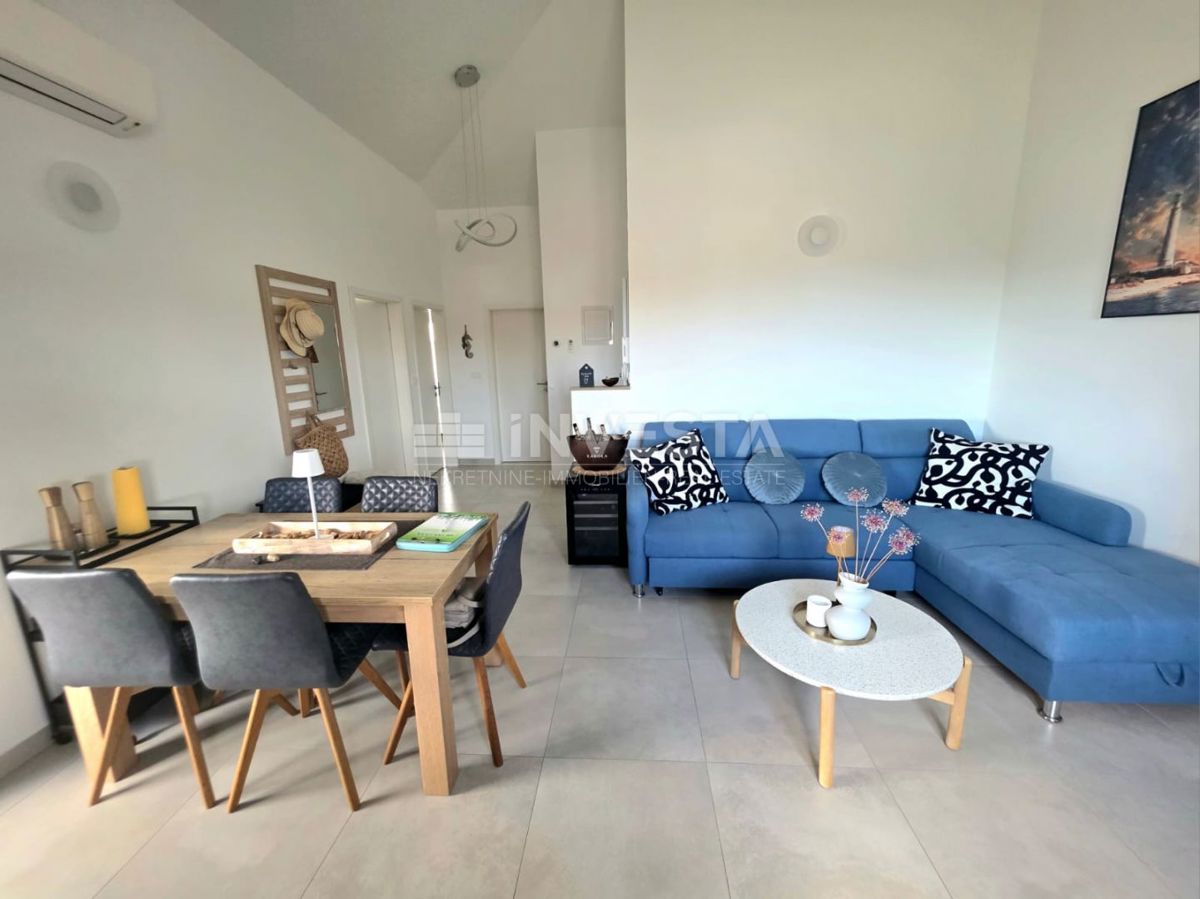 Peroj, kakovostno opremljeno stanovanje z pogledom na morje, 1 km od plaže